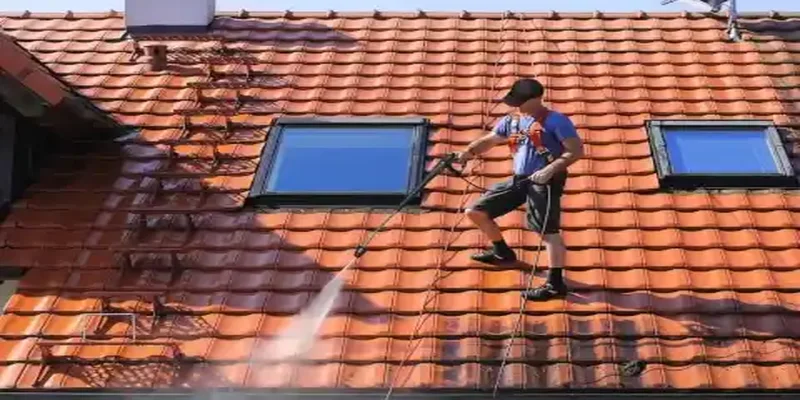démoussage et nettoyage haute pression de toiture à Planaise